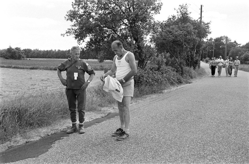 Vierdaagse wandeltocht om Apeldoorn, groep wandelaars tussen korenvelden, Bestanddeelnr 924-7312