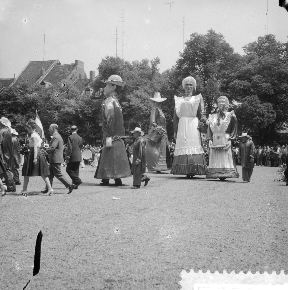 Vierde dag van het bezoek van Koning Boudewijn huldiging op het Vrijthof door de, Bestanddeelnr 910-5193
