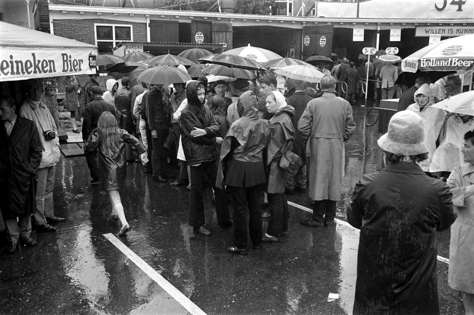 Vierdaagse Nijmegen inschrijven in de regen, Bestanddeelnr 923-6813