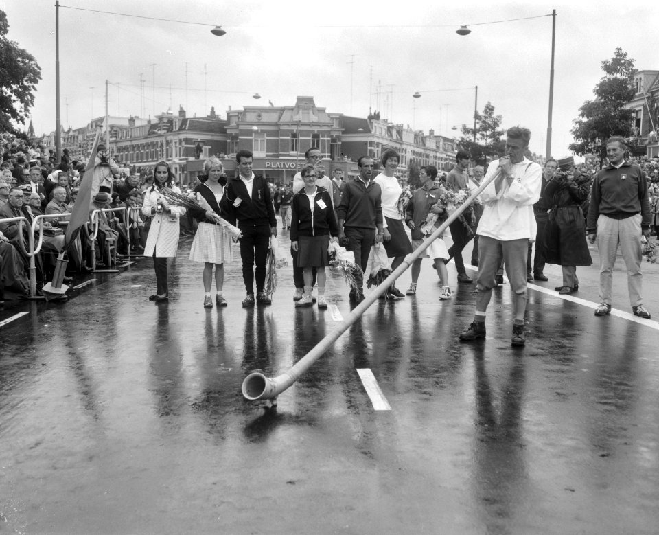 Vierdaagse Nijmegen, Zwitser speelt na aankomst op alpenhoorn, Bestanddeelnr 919-4073