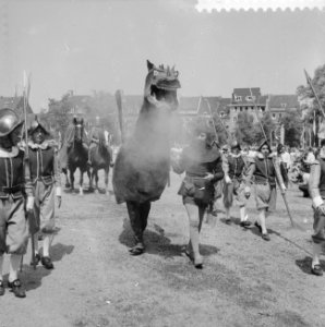 Vierde dag van het bezoek van Koning Boudewijn huldiging op het Vrijthof door de, Bestanddeelnr 910-5192