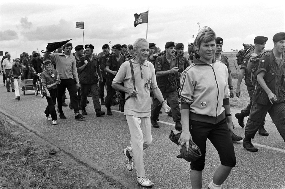 Vierdaagse van Nijmegen , tweede dag, militairen onderweg, Bestanddeelnr 928-7044