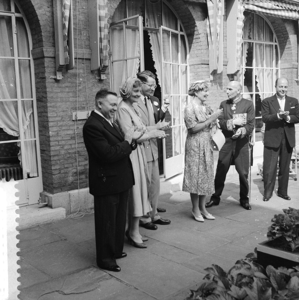 Vierde dag van het bezoek van Koning Boudewijn Koninklijk gezelschap luistert na, Bestanddeelnr 910-5195