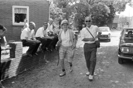 Vierdaagse wandeltocht om Apeldoorn, twee oudere deelnemers, Bestanddeelnr 924-7309