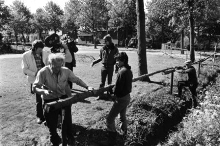 Vierde dag gijzeling school in Bovensmilde afzetting met bomen in het land, Bestanddeelnr 929-2000