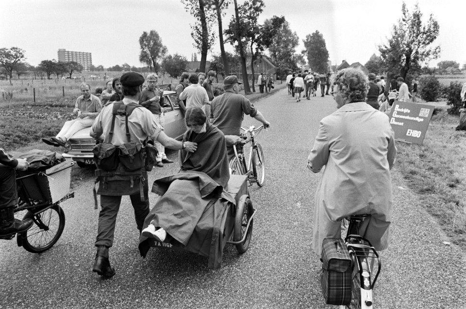 Vierdaagse van Nijmegen (2e dag) meisje wordt in karretje vervoerd, Bestanddeelnr 927-3318