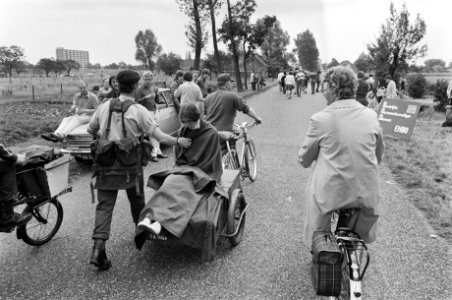 Vierdaagse van Nijmegen (2e dag) meisje wordt in karretje vervoerd, Bestanddeelnr 927-3318
