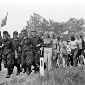 Vierdaagse van Nijmegen van start, militairen en meisjes, Bestanddeelnr 926-5509