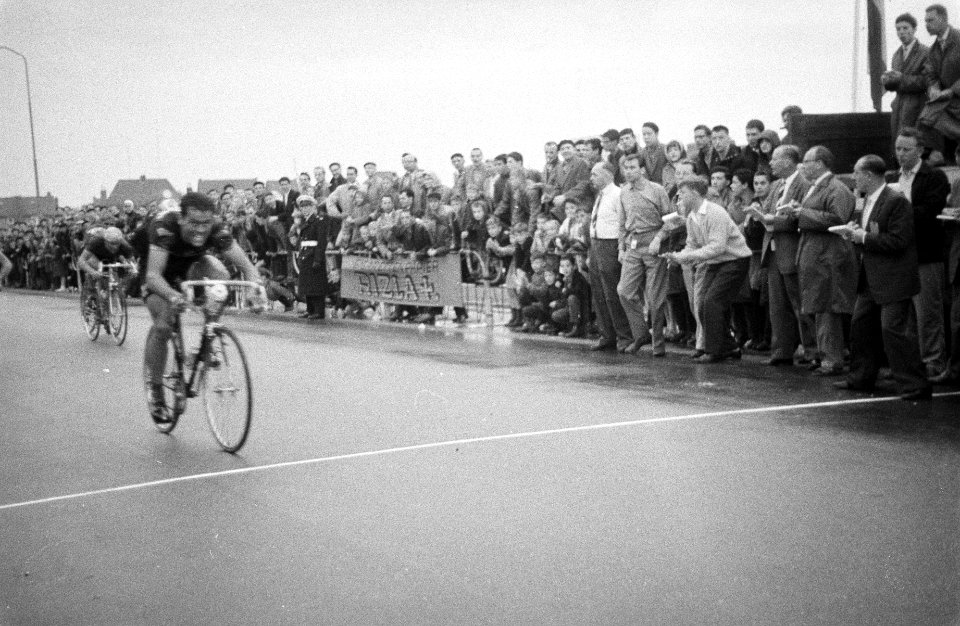 Vierde etappe in de Ronde van Nederland. Finish te Sittard. Winnaar Jo de Roo, Bestanddeelnr 911-2543