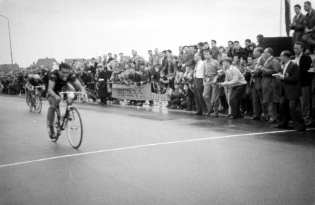 Vierde etappe in de Ronde van Nederland. Finish te Sittard. Winnaar Jo de Roo, Bestanddeelnr 911-2543