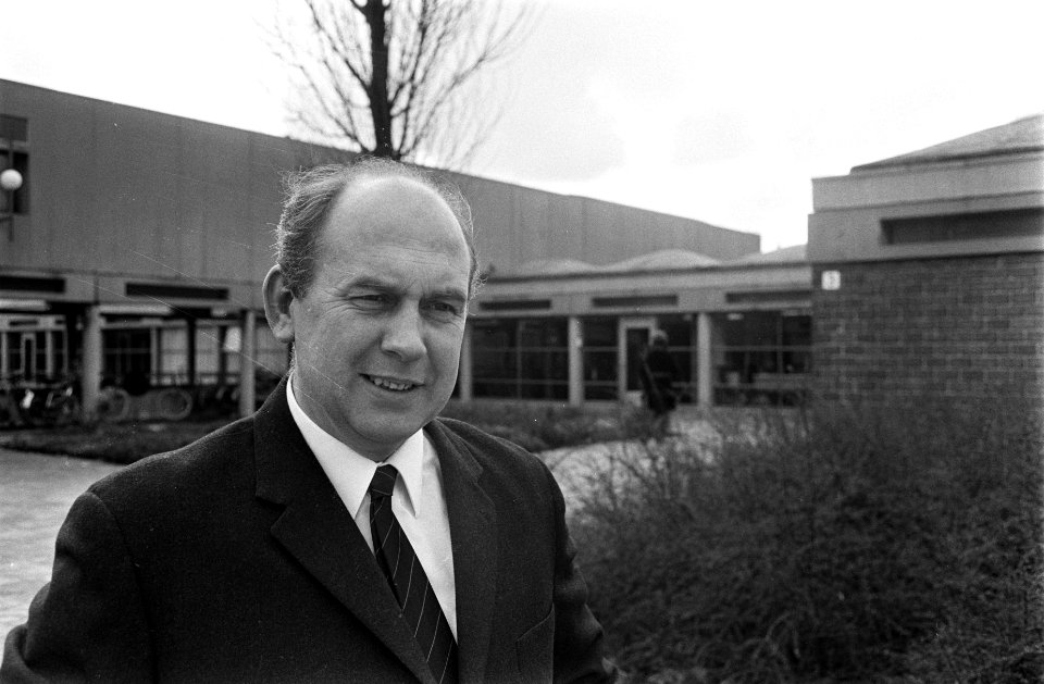 Vierhonderdvijftig jaar Burgerweeshuis Amsterdam. Direkteur W. van Halm voor Bur, Bestanddeelnr 923-4119