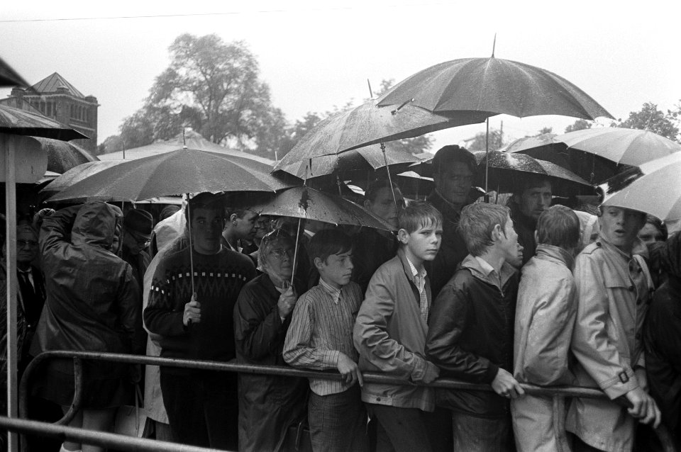Vierdaagse Nijmegen inschrijven in de regen, Bestanddeelnr 923-6814