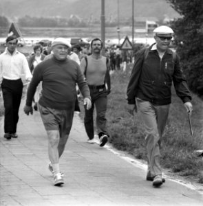 Vierdaagse van Nijmegen van start, wandelaars onderweg, Bestanddeelnr 926-5517
