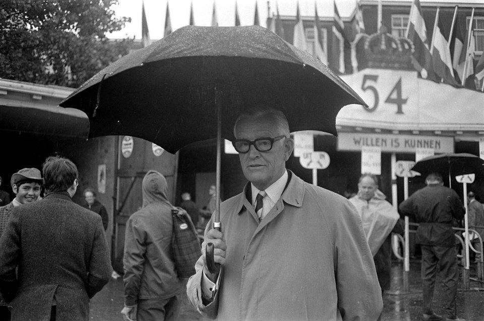 Vierdaagse Nijmegen inschrijven in de regen jhr. mr. J. M. van Rijckevorsel me, Bestanddeelnr 923-6810