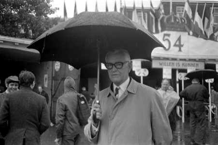 Vierdaagse Nijmegen inschrijven in de regen jhr. mr. J. M. van Rijckevorsel me, Bestanddeelnr 923-6810