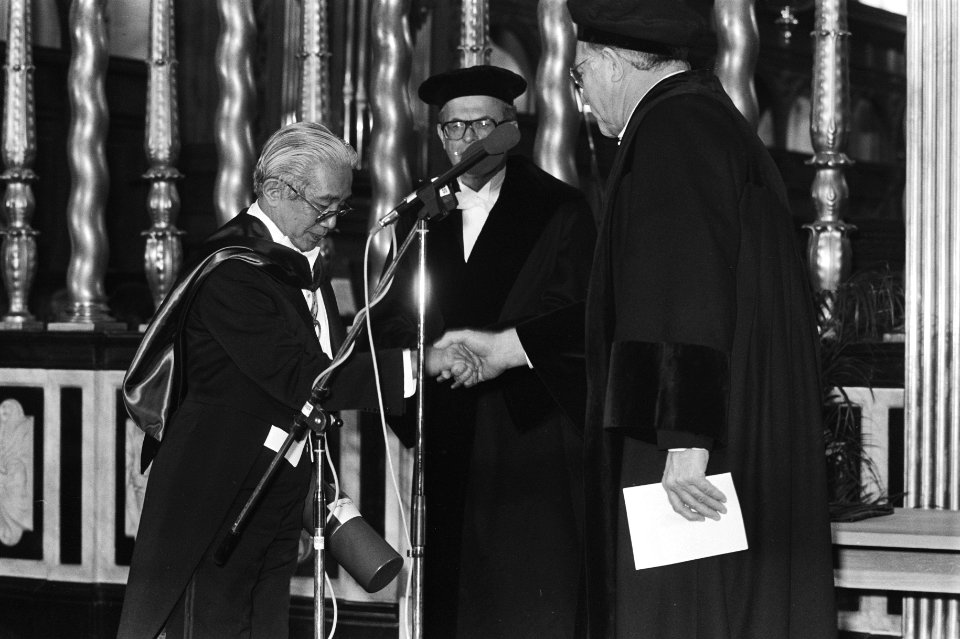 Viering 100-ste Dies Natalis VU in de Nieuwe Kerk , 21 22 mr. Yap Thiam Hien in , Bestanddeelnr 931-0954