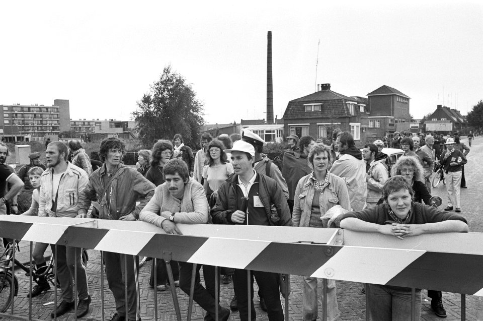 Vierdaagse van Nijmegen (2e dag) wandelaars voor geslote n spoorbanen, Bestanddeelnr 927-3319
