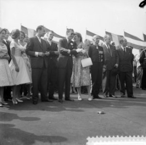 Vierde dag van het bezoek van Koning Boudewijn afscheid op het vliegveld te Beek, Bestanddeelnr 910-5197