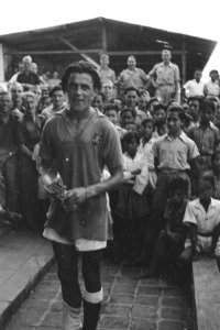 Viering 2-jarig bestaan 7 December divisie. bekeruitreiking sportwedstrijden, Bestanddeelnr 1667-6-3