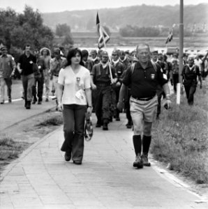 Vierdaagse van Nijmegen van start, wandelaars onderweg, Bestanddeelnr 926-5516