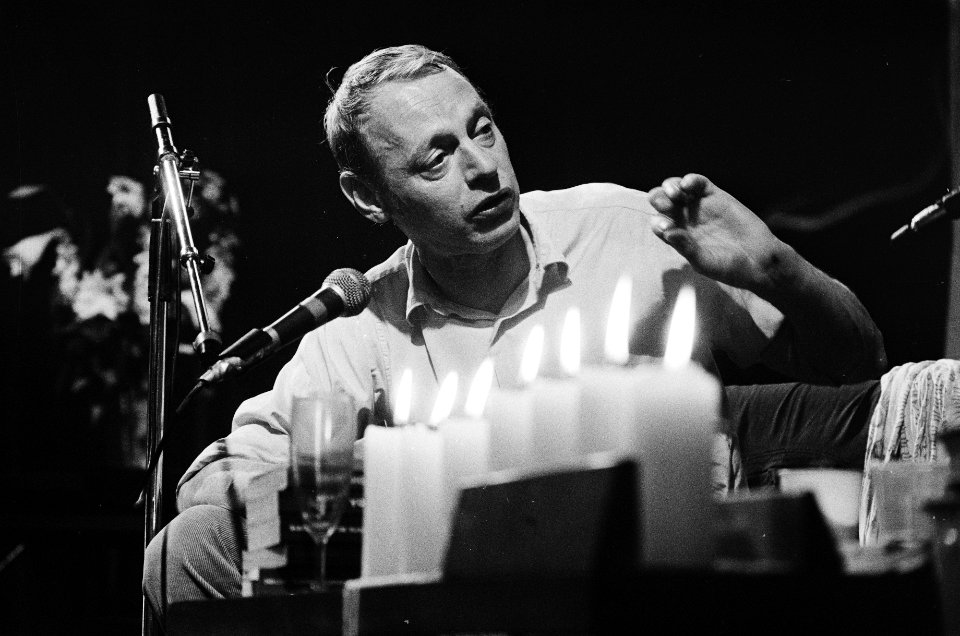Vierentwintiguurshappening van Simon Vinkenoog in Paradiso in Amsterdam Simon V, Bestanddeelnr 932-1620