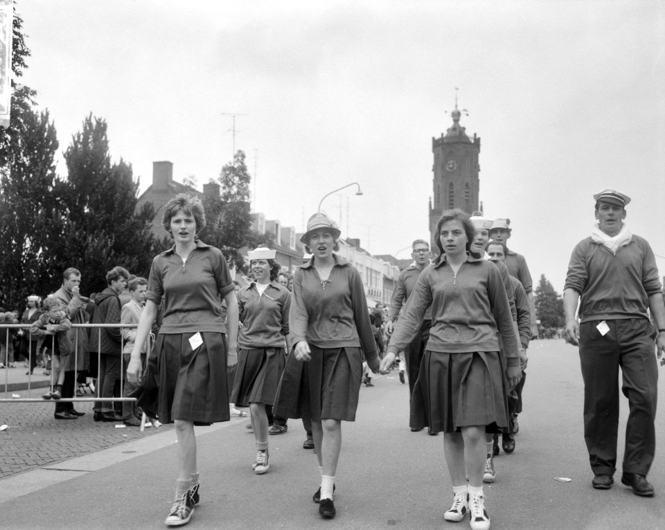 Vierdaagse te Nijmegen van start, de wandelaars op weg, Bestanddeelnr 918-0029