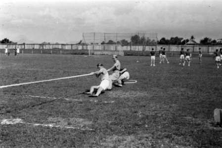 Viering 2-jarig bestaan 7 December divisie. Touwtrekken, Bestanddeelnr 1667-8-1