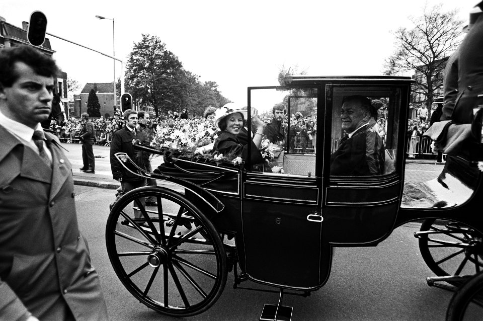 Viering Koninginnedag in Breda, Prins Claus en Beatrix een open koets door Breda 30 april 1981, Bestanddeelnr 931-4628