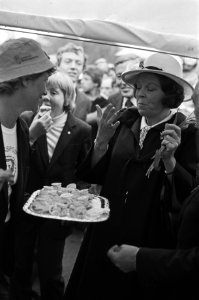 Viering Koninginnedag in Breda, Beatrix krijgt taartje aangeboden en eet dat op 30 april 1981, Bestanddeelnr 931-4633