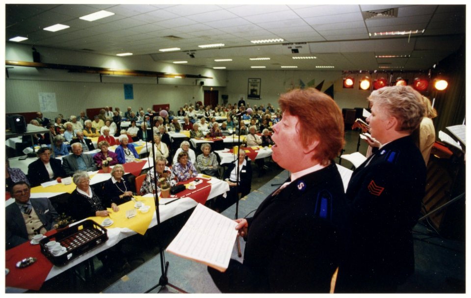 Viering 110-jarig bestaan van het Leger des Heils in de aula van de HTS aan de Veldzigtlaan. NL-HlmNHA 54037123