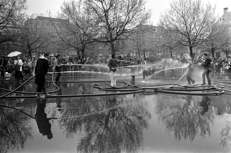 Viering Koninginnedag in Amsterdam spuitbal van studenten op Musemplein, Bestanddeelnr 927-1576