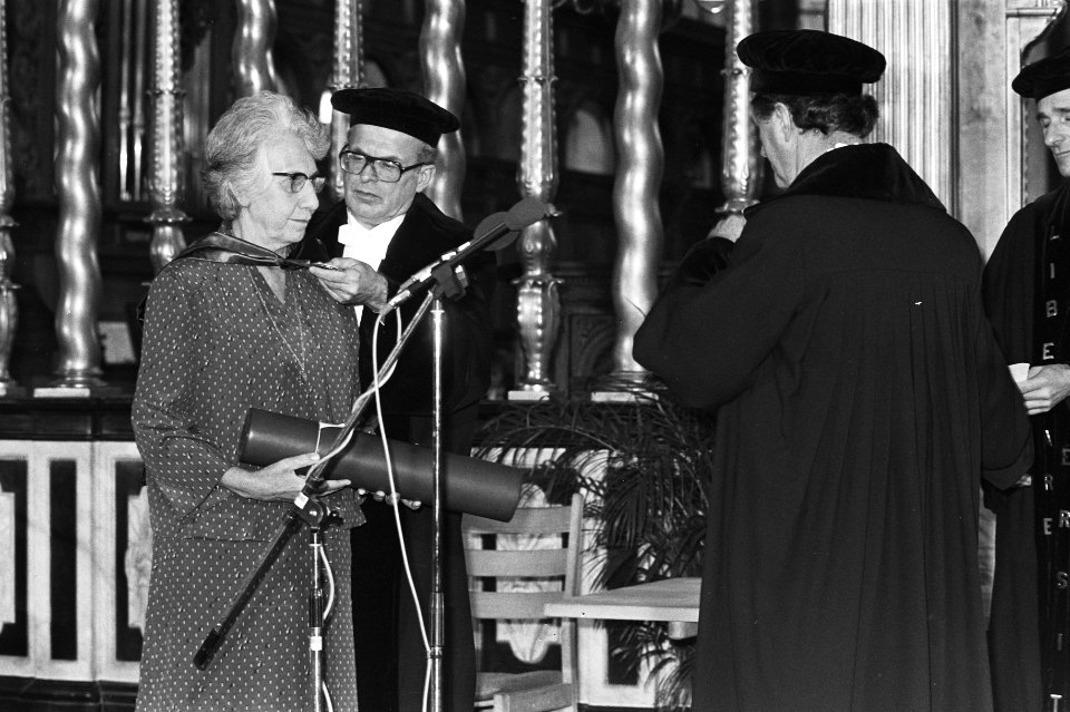 Viering 100-ste Dies Natalis VU in de Nieuwe Kerk , mw. drs. S. Kruyt in de gene, Bestanddeelnr 931-0948