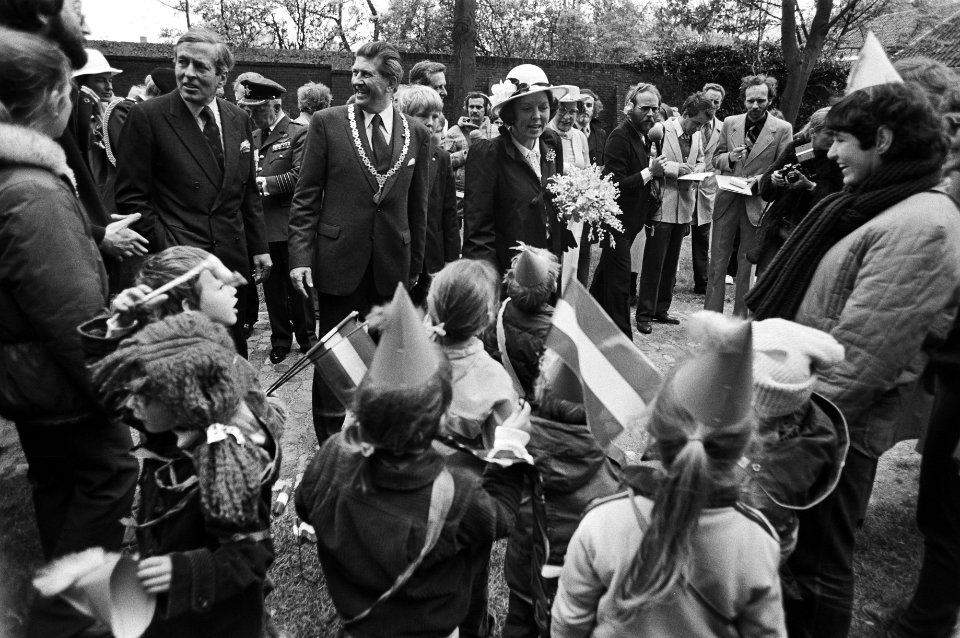 Viering Koninginnedag in Veere, het koninklijk gezin bekijkt de spelletjes van de kinderen in Veere, Bestanddeelnr 931-4618