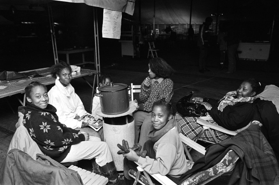 Viering 10 jaar onafhankelijkheid Suriname in Bijlmermeer Surinaamse familie ron, Bestanddeelnr 933-4928