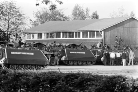 Vierde dag gijzeling school in Bovensmilde pantservoertuigen in Bovensmilde, Bestanddeelnr 929-2003