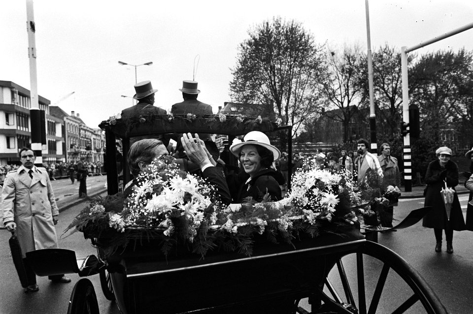 Viering Koninginnedag in Breda, Prins Claus en Beatrix een open koets door Breda 30 april 1981, Bestanddeelnr 931-4629
