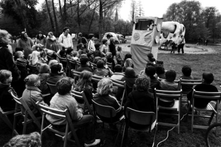 Viering Bevrijdingsdag op en rond het Leidseplein te Amsterdam, kinderen kijken poppenkast, Bestanddeelnr 931-4693