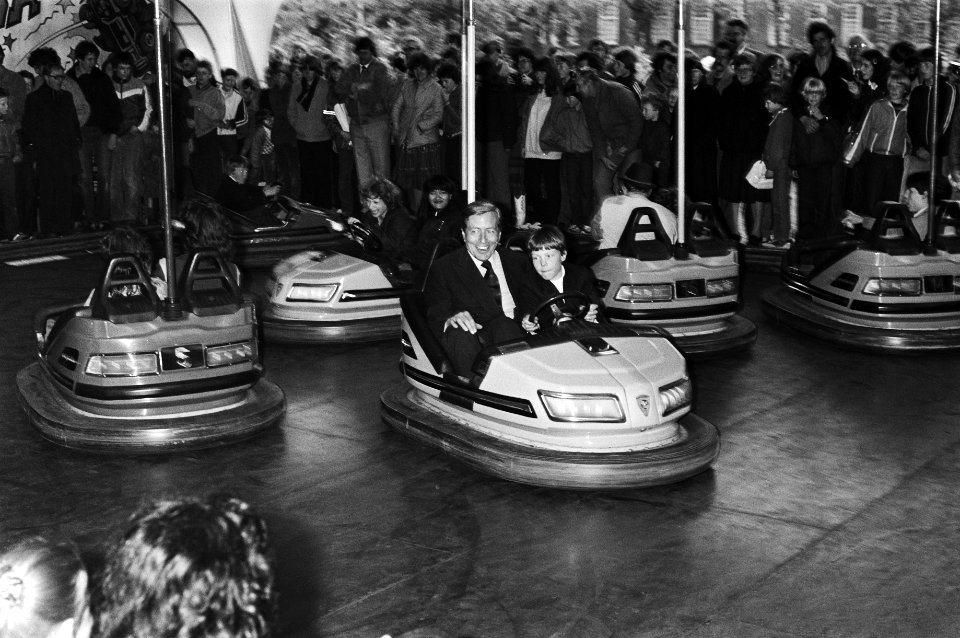 Viering Koninginnedag in Breda, de prinsen in de botsautootjes op de kermis in Breda, Bestanddeelnr 931-4634