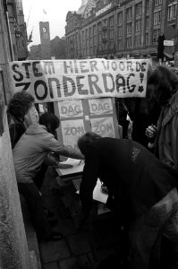 Viering Koninginnedag in Amsterdam stand Stem hier voor Zonderdag op Damrak, Bestanddeelnr 927-1582