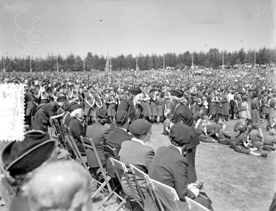 Viering 40-jarig jubileum N.P.G. op de Goudsberg te Lunteren. Beschermvrouwe kon, Bestanddeelnr 907-7746