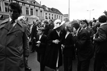 Viering Koninginnedag in Breda, 25 en 26 Prins Claus met ballonnen, 27 en 28 Beatrix fluisterd iemand wat in zijn oor, Bestanddeelnr 931-4631