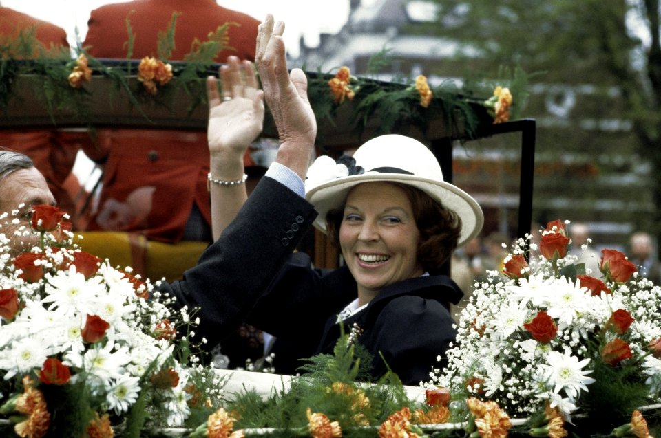 Viering Koninginnedag in Breda Koningin Beatrix en Prins Claus in een open koet, Bestanddeelnr 253-8540