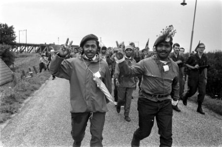 Vierdaagse Nijmegen eerste dag groep Papoeas maakt V-teken, Bestanddeelnr 923-6844