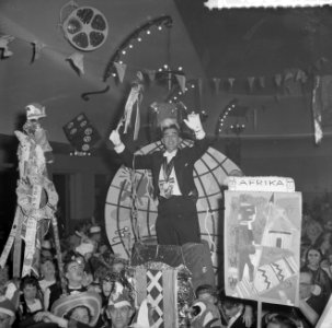 Viering carnaval door Justus van Maurik in Bellevue intocht van Prins Carnaval, Bestanddeelnr 912-0844