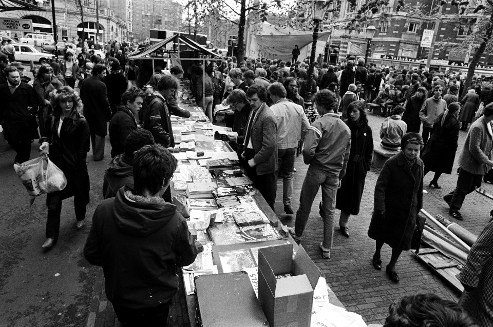 Viering Bevrijdingsdag op en rond het Leidseplein te Amsterdam, kraampjes en artiesten op het Leidseplein, Bestanddeelnr 931-4691