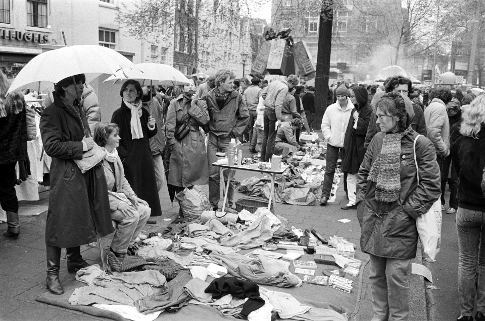 Viering Koninginnedag in Amsterdam en Marken. Vrijmarkt op Spui in Amsterdam, Bestanddeelnr 932-1315