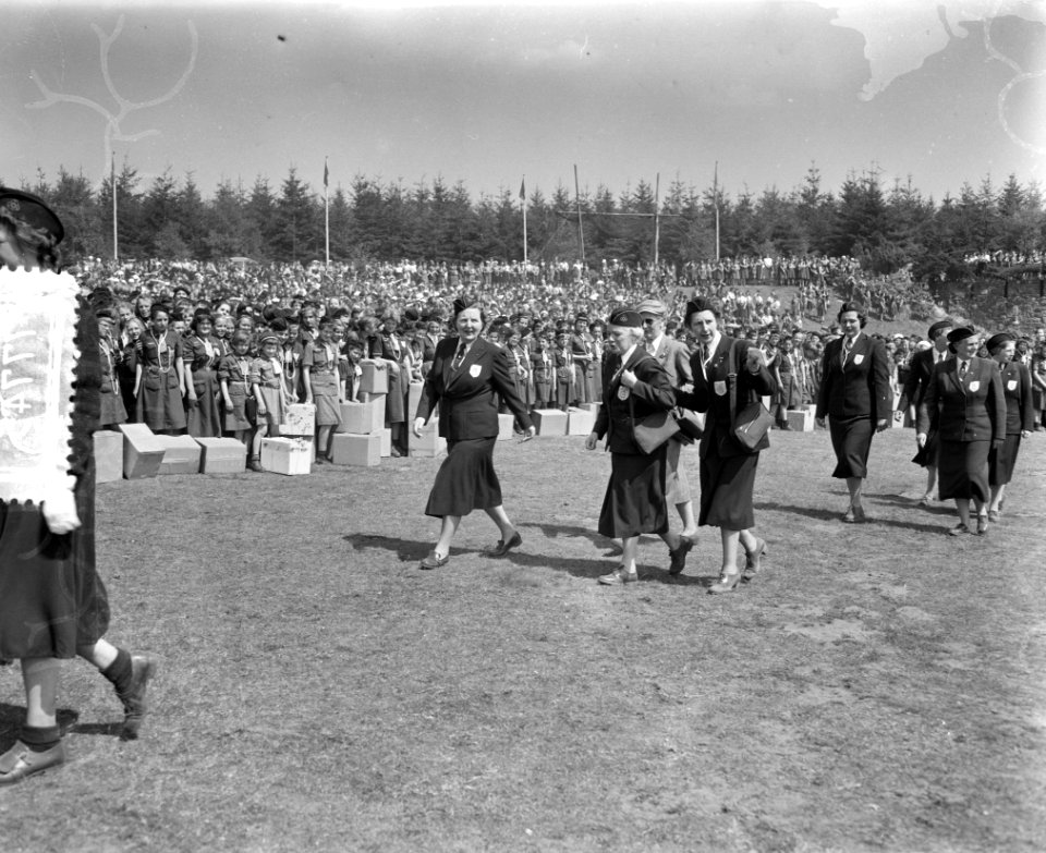 Viering 40-jarig jubileum N.P.G. op de Goudsberg te Lunteren. Beschermvrouwe kon, Bestanddeelnr 907-7745
