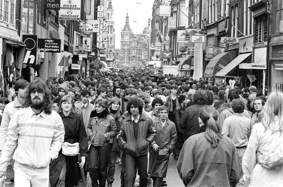 Viering Koninginnedag in Amsterdam en Marken. Straatmuzikanten enzovoort probere, Bestanddeelnr 932-1317