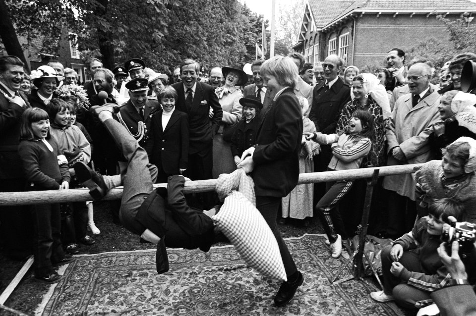 Viering Koninginnedag in Veere, Constantijn (l) valt van balk tijdens het kussengevecht tegen Willem-Alexander, Bestanddeelnr 931-4610