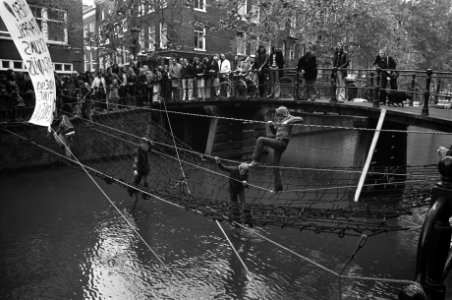 Viering Koninginnedag in Amsterdam kinderen klauteren via een net over de Looie, Bestanddeelnr 927-1575